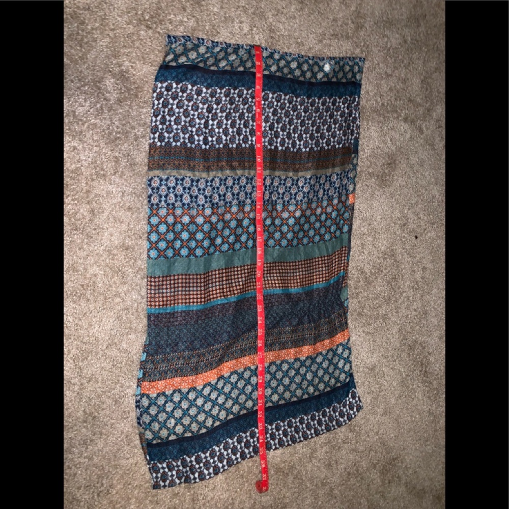 ✨SALE✨Blue patterned Infinity Scarf - Picture 4 of 4